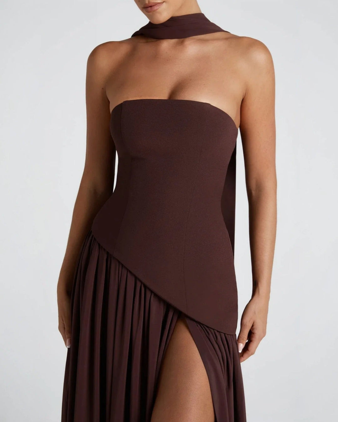 Elara™ | Abito Maxi Scultoreo con Scollo Halter e Spacco Profondo 3