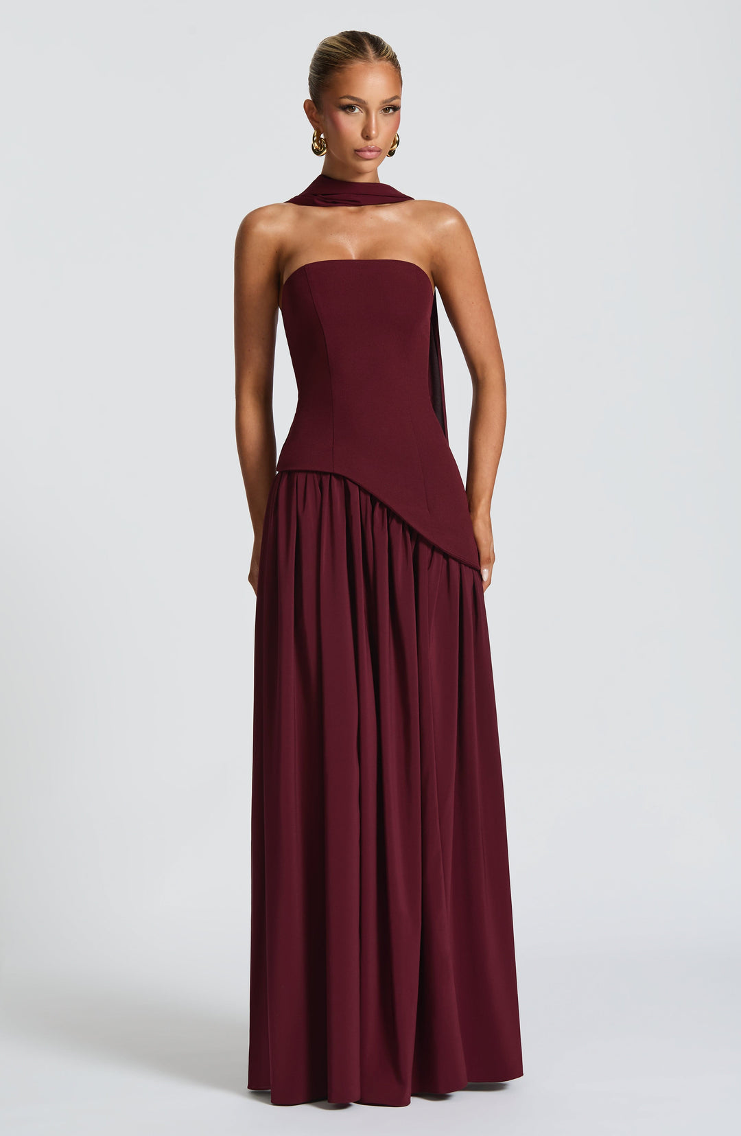 Elara™ | Abito Maxi Scultoreo con Scollo Halter e Spacco Profondo 4