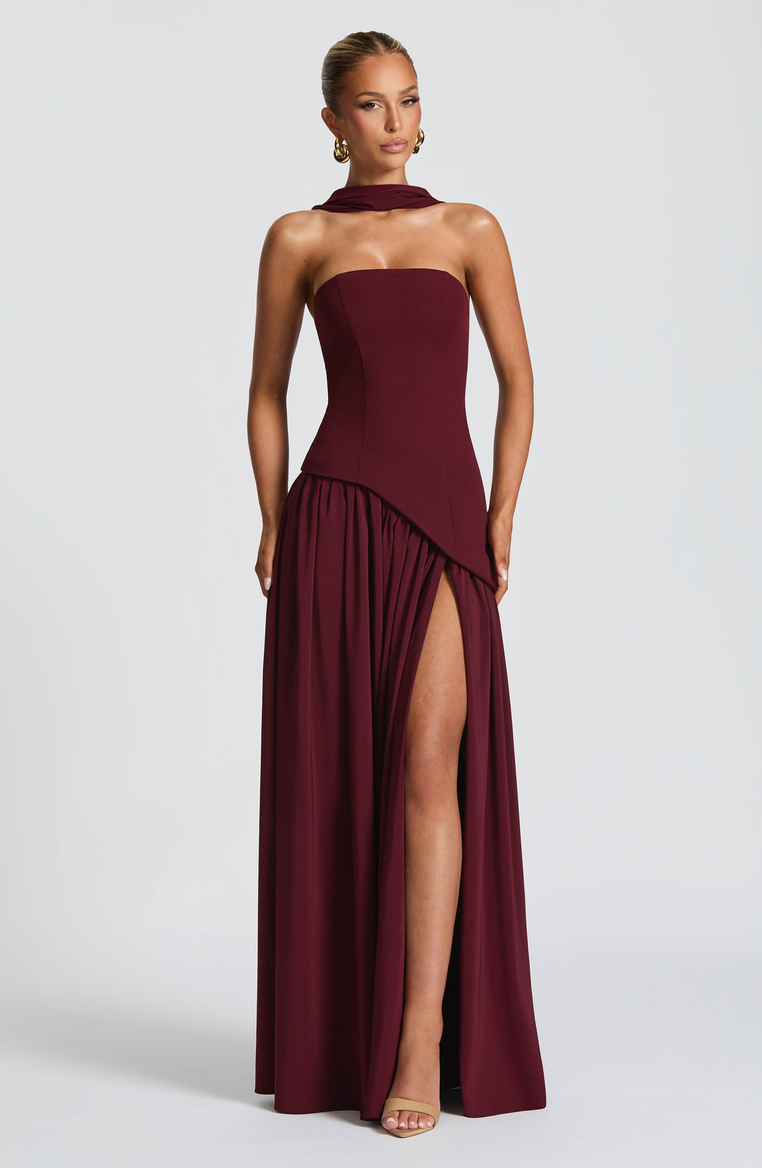 Elara™ | Abito Maxi Scultoreo con Scollo Halter e Spacco Profondo 5