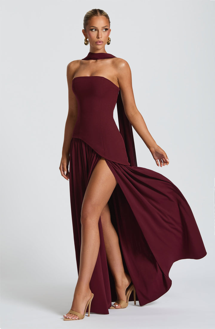 Elara™ | Abito Maxi Scultoreo con Scollo Halter e Spacco Profondo 8