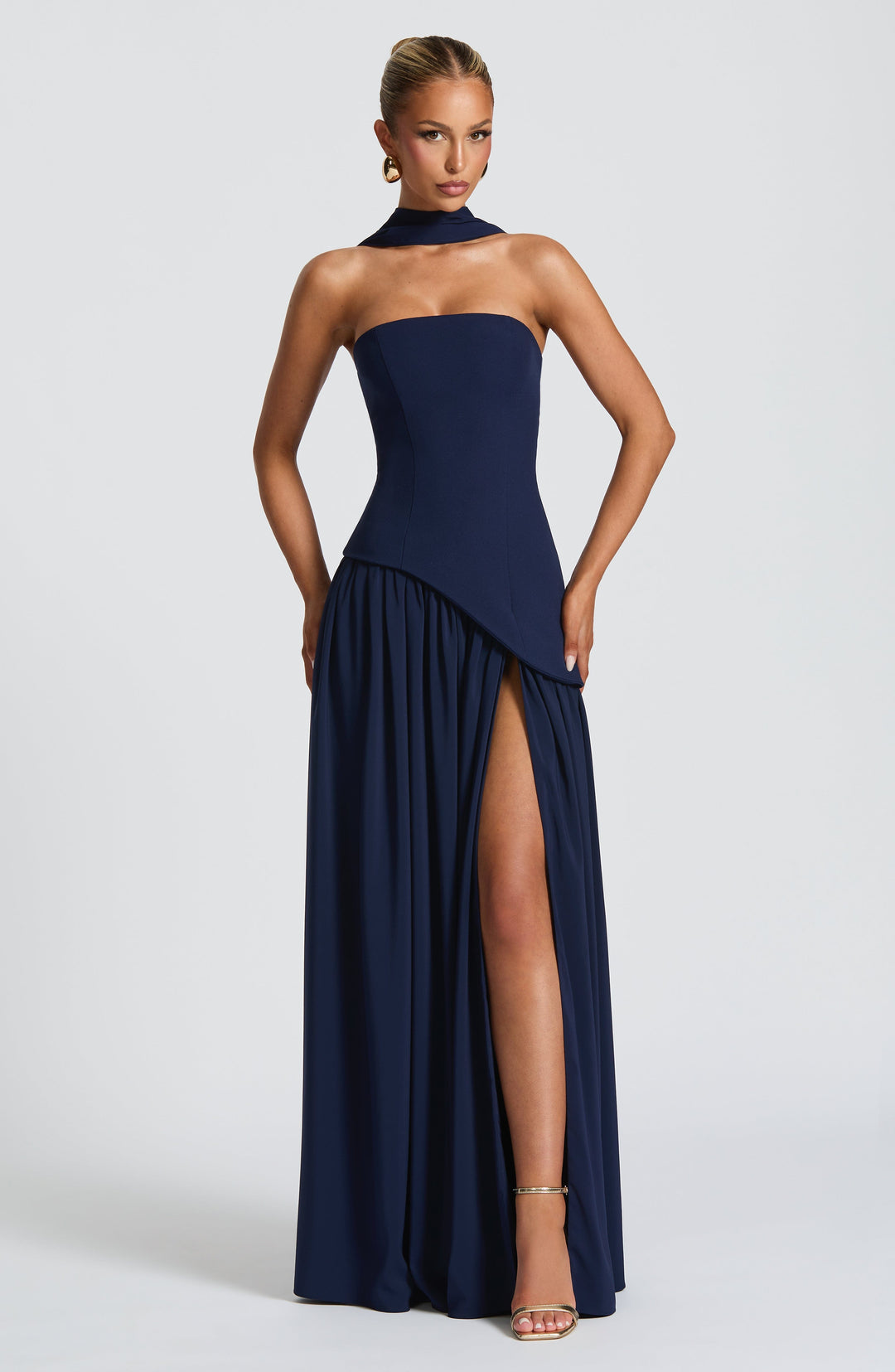 Elara™ | Abito Maxi Scultoreo con Scollo Halter e Spacco Profondo 9