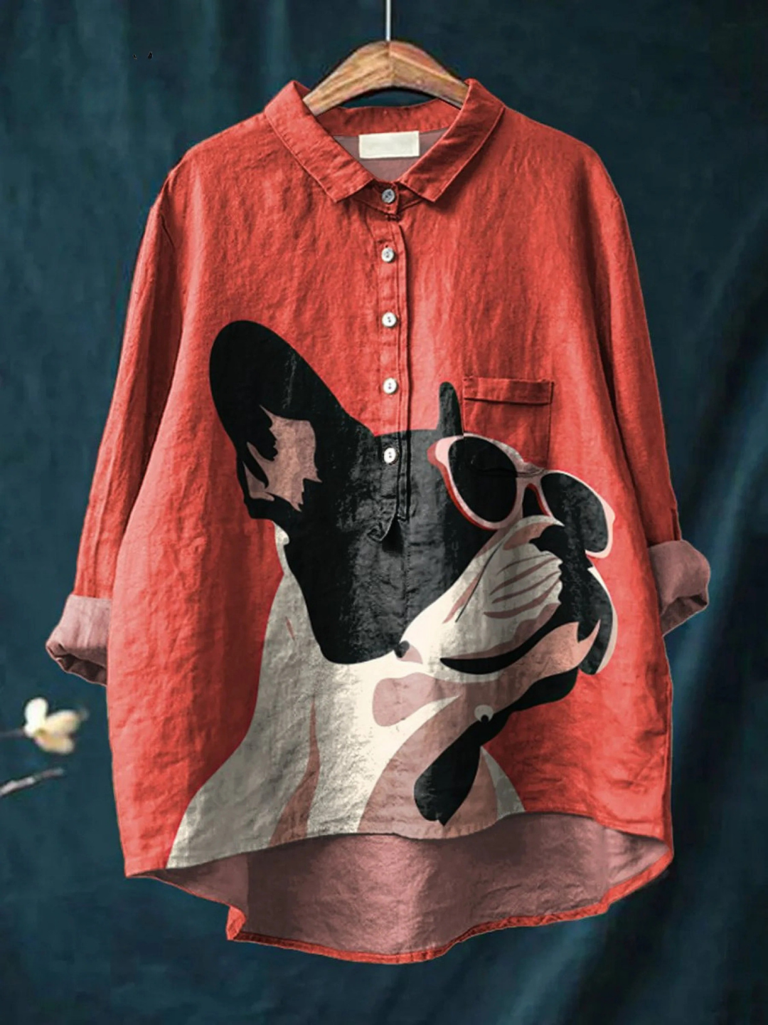Samantha | Maglietta casual con motivo decorativo di un bulldog francese con occhiali da sole su sfondo rosso 0
