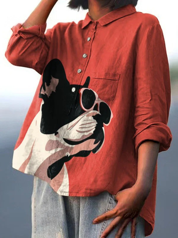 Samantha | Maglietta casual con motivo decorativo di un bulldog francese con occhiali da sole su sfondo rosso 1