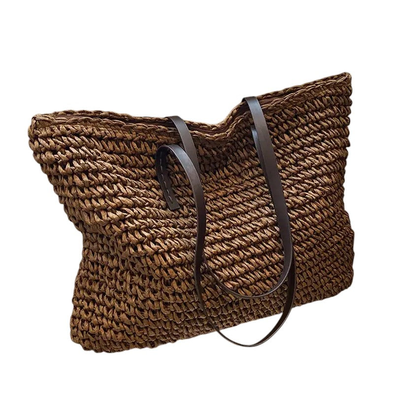 Borsa tote intrecciata Adele color cachi, angolazione leggermente laterale che evidenzia la capienza interna.
