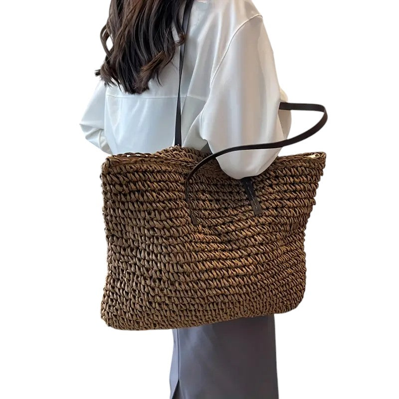 Borsa tote intrecciata Adele cachi, vista dall'alto che mostra l'ampio spazio e la fodera interna.