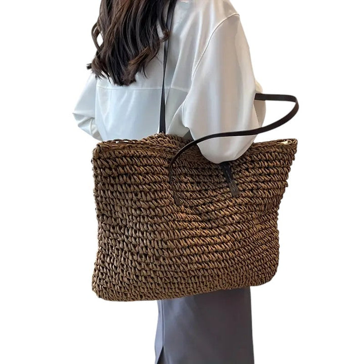 Borsa tote intrecciata Adele cachi, vista dall'alto che mostra l'ampio spazio e la fodera interna.