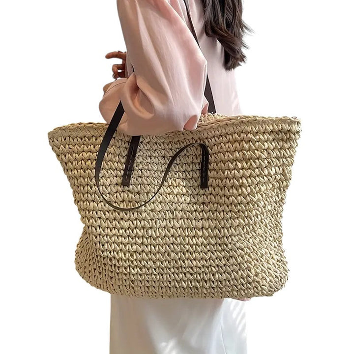 Borsa tote intrecciata Adele beige, in un contesto urbano, abbinata a un outfit casual estivo.