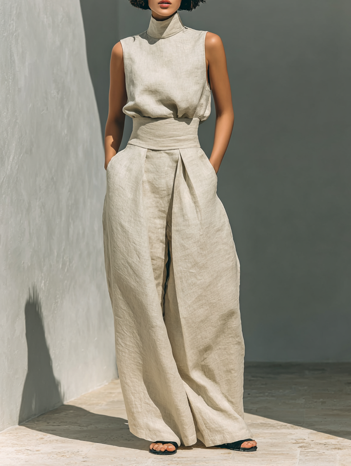 Modella che indossa il completo due pezzi in lino color sabbia, vista frontale, stile casual chic.