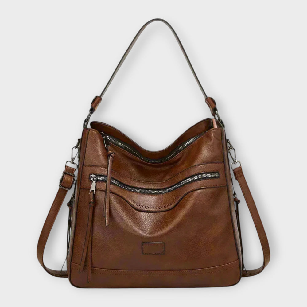 Modella che indossa la borsa a tracolla Amélie marrone caffè, mostrando la vestibilità e le dimensioni.