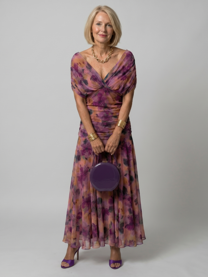 Modella che indossa l'abito midi a spalle scoperte Anthea in colore viola, vista frontale.