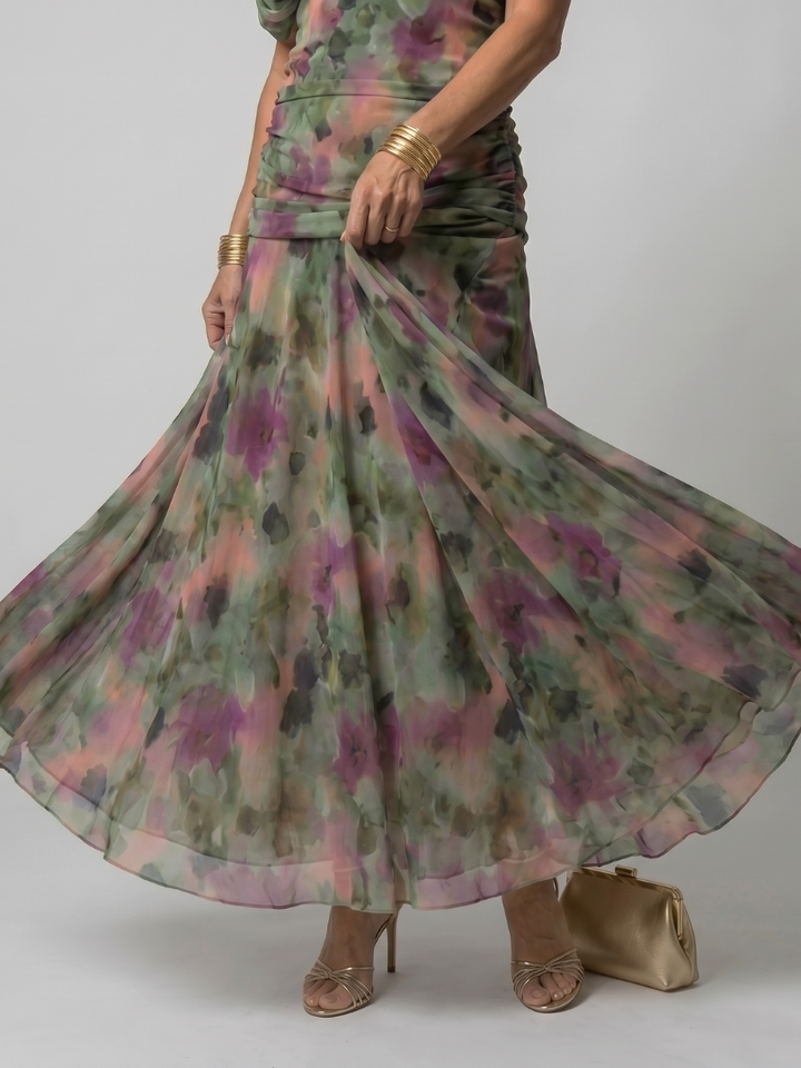 Modella che posa con l'abito midi multicolore, mettendo in risalto la stampa vibrante.