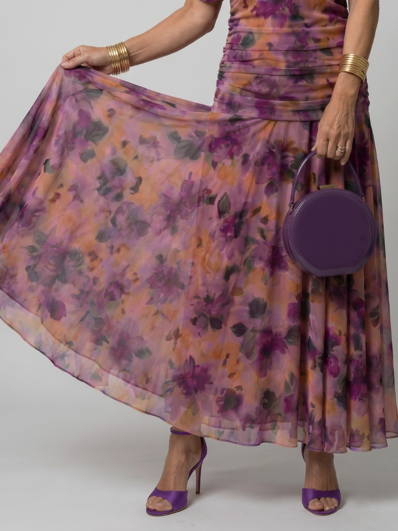 Dettaglio dello scollo drappeggiato dell'abito Anthea viola, mostrando la finitura elegante.