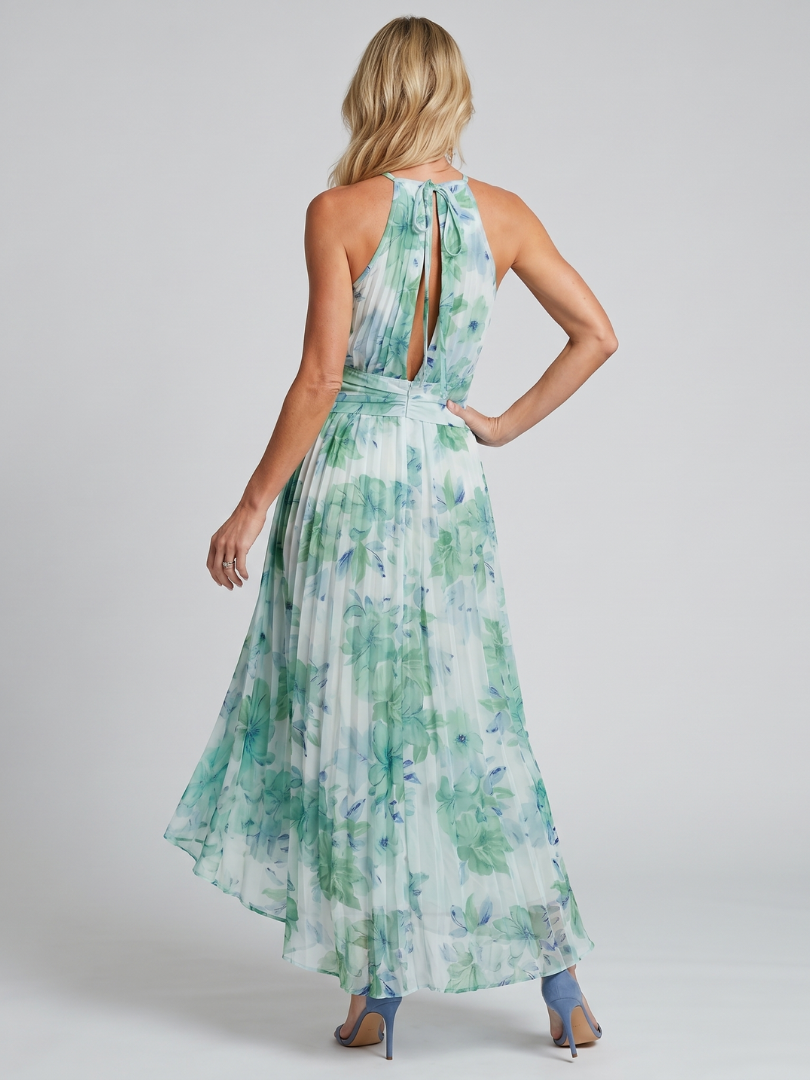 Dettaglio dello scollo all'americana con il sottile keyhole dell'abito midi, che aggiunge un tocco di eleganza e design raffinato.