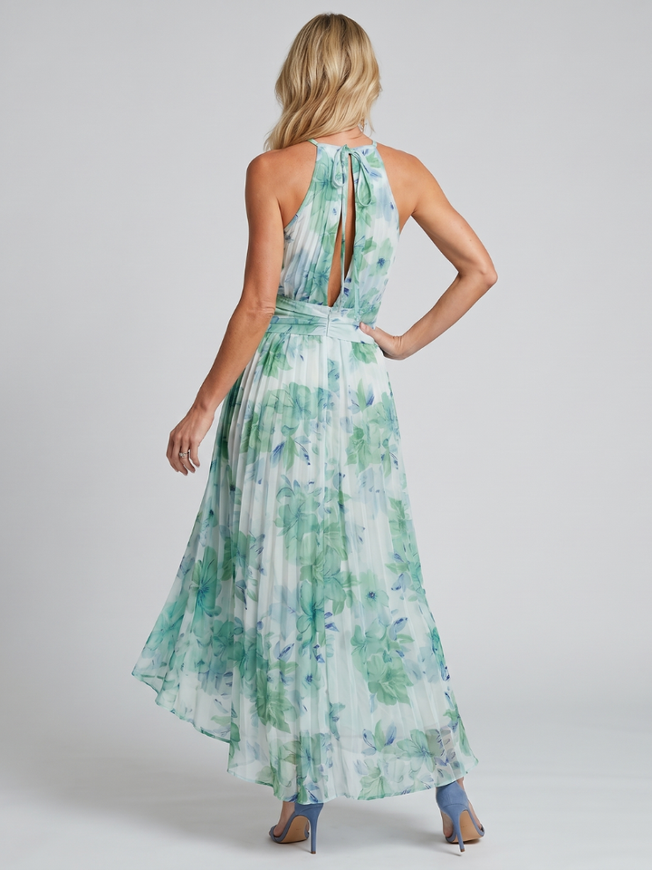 Dettaglio dello scollo all'americana con il sottile keyhole dell'abito midi, che aggiunge un tocco di eleganza e design raffinato.