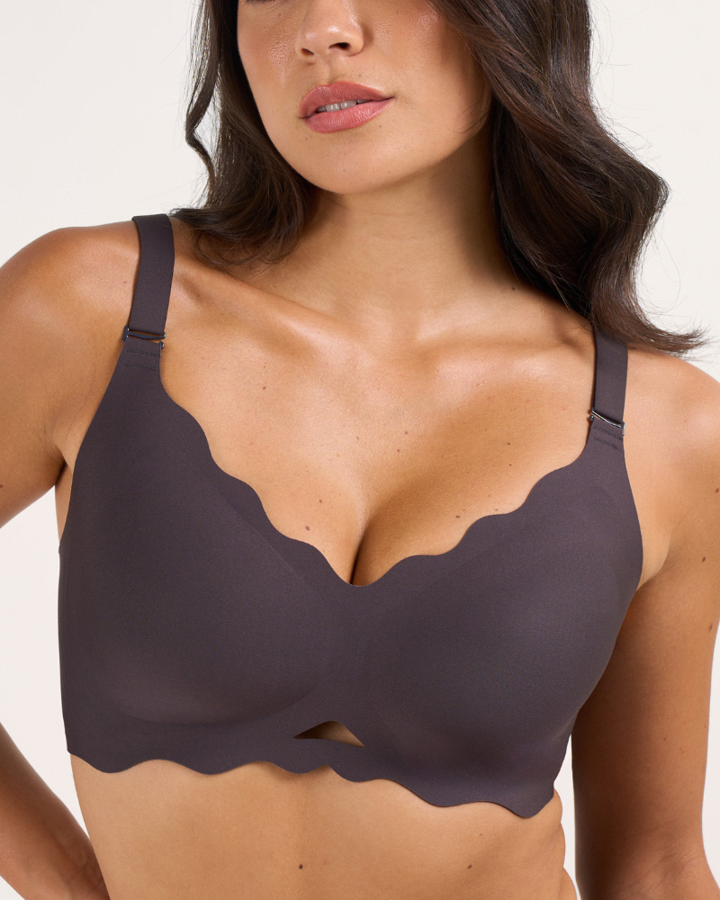 Reggiseno Antonia senza ferretto color rosa chiaro, vista frontale su manichino, evidenziando il bordo smerlato.