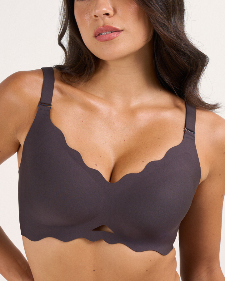 Reggiseno Antonia senza ferretto color rosa chiaro, vista frontale su manichino, evidenziando il bordo smerlato.