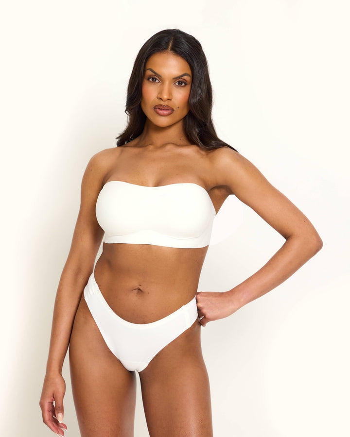 Reggiseno invisibile push-up Antonia appeso, mostrando la sua forma e la leggerezza del materiale.