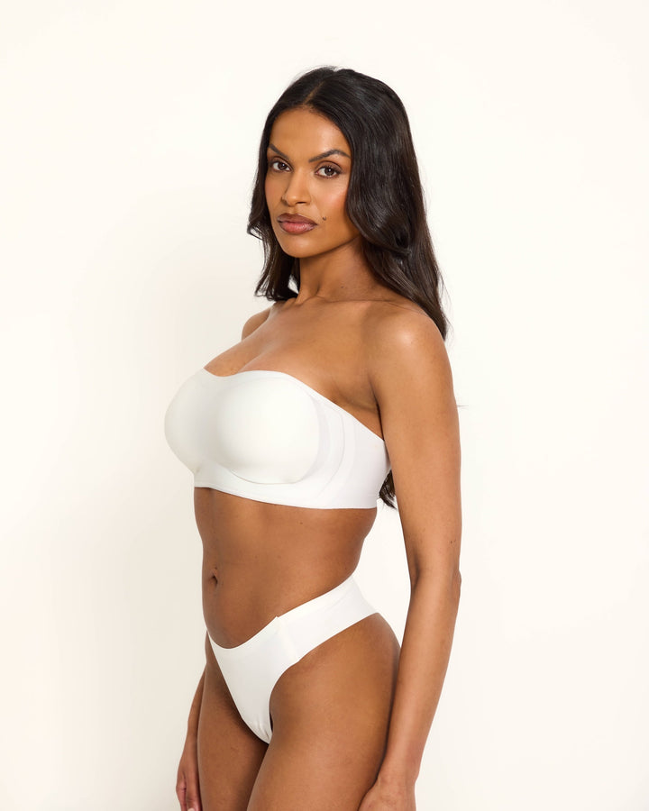 Reggiseno invisibile push-up Antonia in bianco, su una superficie scura, creando un contrasto visivo elegante.