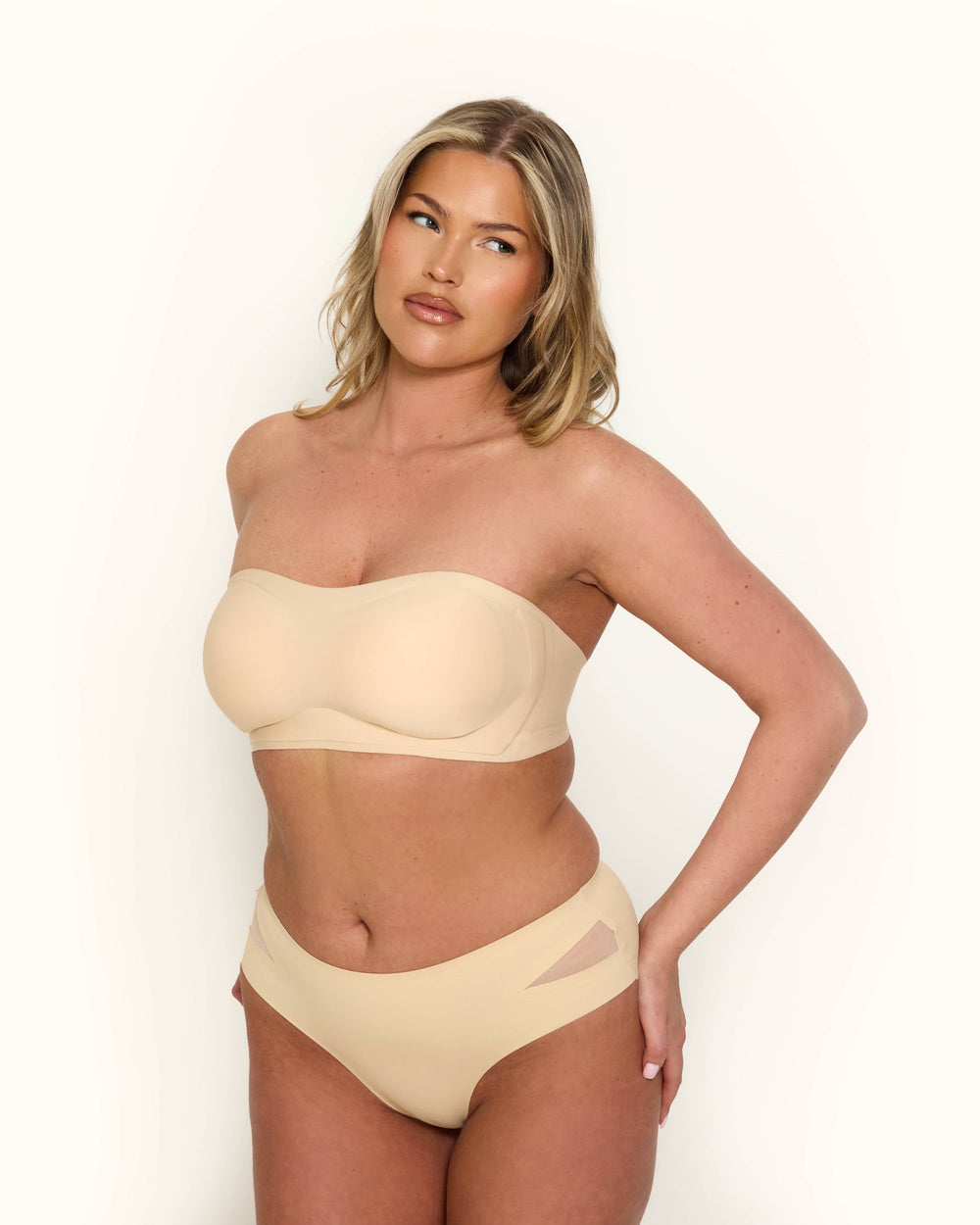 Dettaglio del tessuto liscio e senza cuciture del reggiseno invisibile push-up Antonia in nero, primo piano.