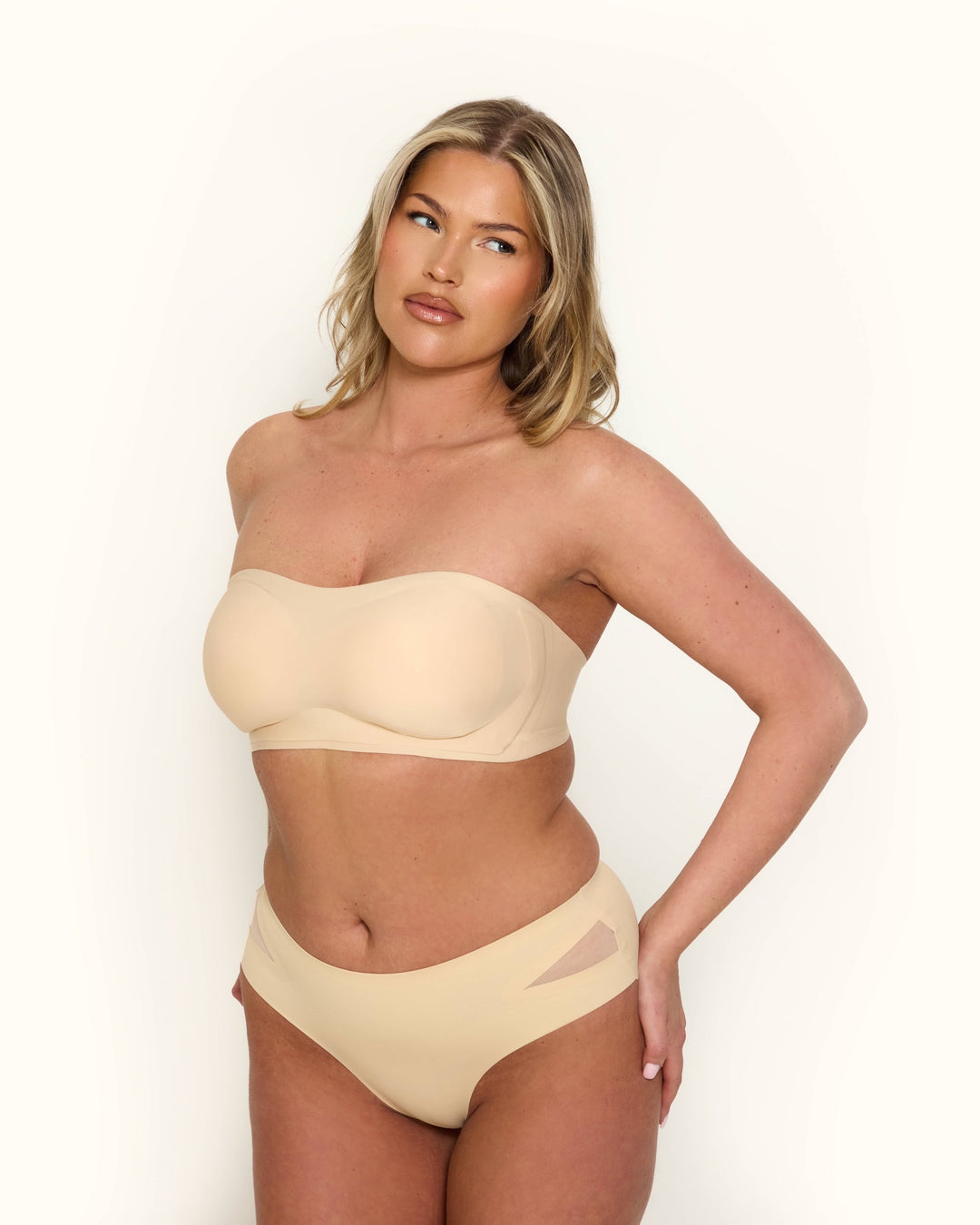 Dettaglio del tessuto liscio e senza cuciture del reggiseno invisibile push-up Antonia in nero, primo piano.