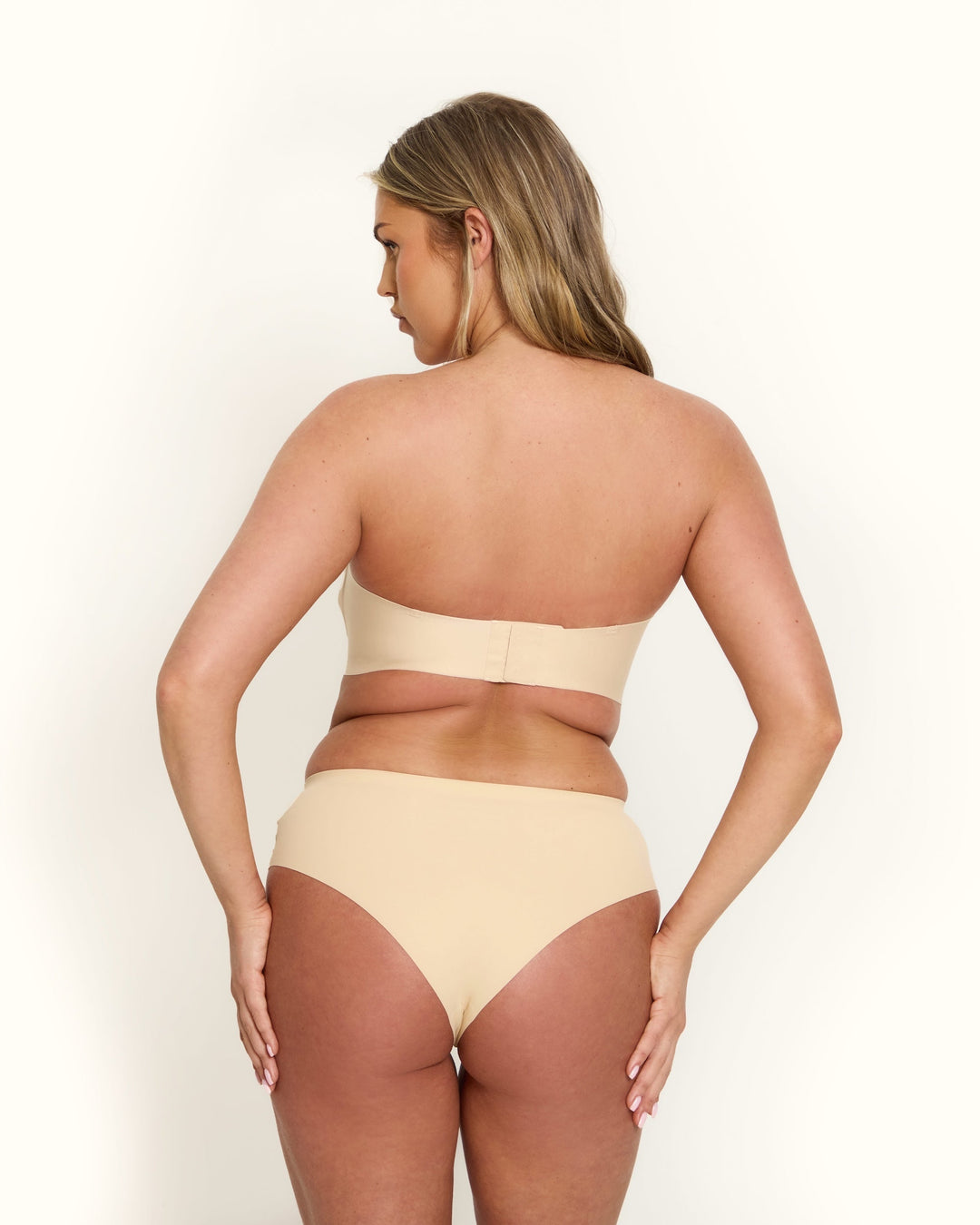 Reggiseno invisibile push-up Antonia bianco posato su una superficie chiara, mostrando il design interno antiscivolo.