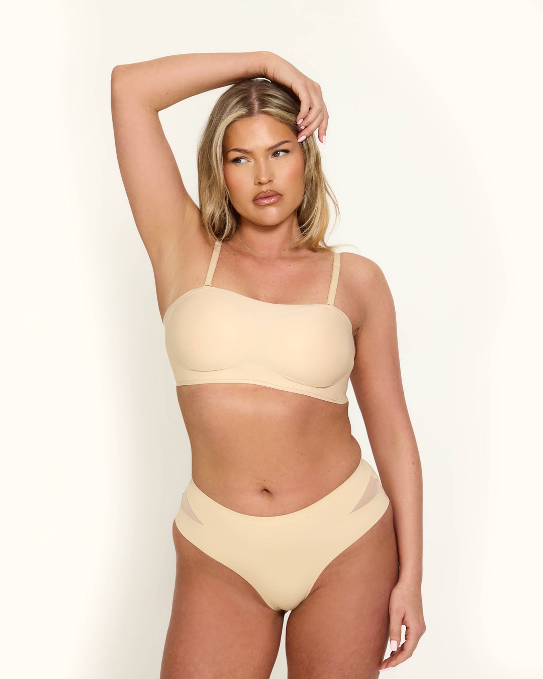 Modella che indossa un abito senza spalline con il reggiseno invisibile push-up Antonia color carne, mostrando l'effetto invisibile.