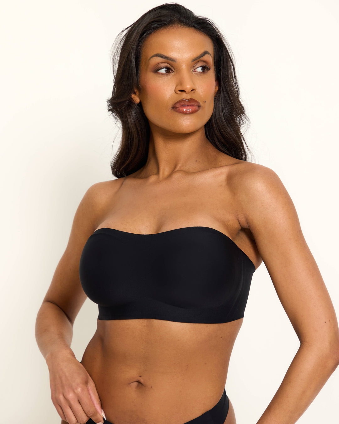 Primo piano del bordo adesivo antiscivolo del reggiseno invisibile push-up Antonia, per una tenuta sicura.