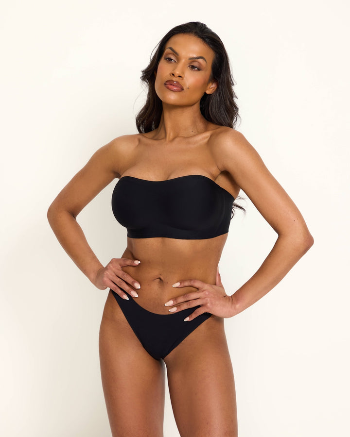 Una confezione aperta del reggiseno invisibile push-up Antonia, con il prodotto elegantemente piegato all'interno.