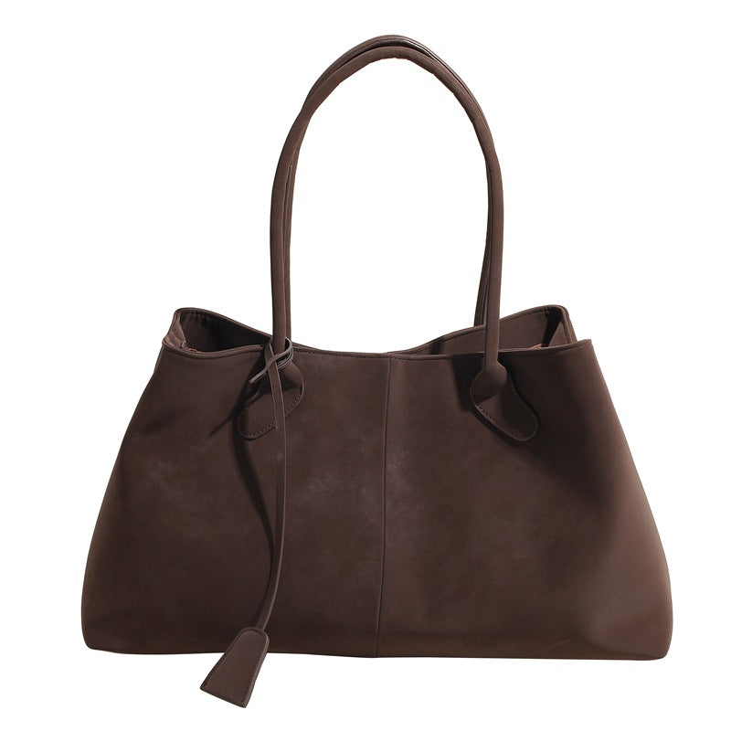Dettaglio del logo o del marchio sulla borsa tote Arianna, se presente, in un'immagine ravvicinata.