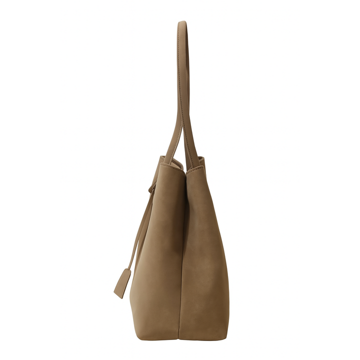 Borsa tote Arianna marrone scuro posizionata su una superficie chiara, evidenziando la texture del materiale.