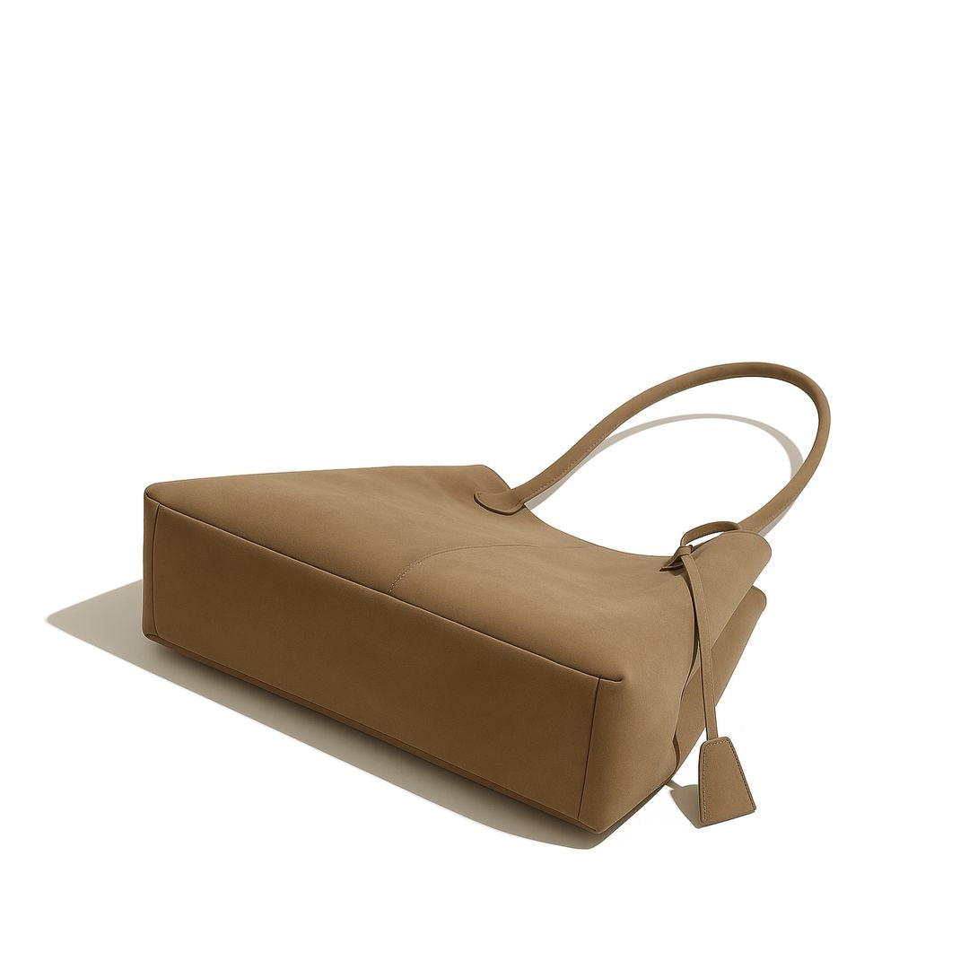 Dettaglio della chiusura superiore della borsa tote Arianna nera, con una messa a fuoco sulla qualità delle cuciture.