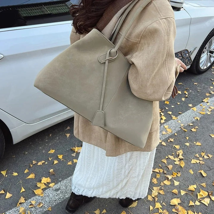 Interno spazioso della borsa tote Arianna, mostrando come può contenere un laptop e altri oggetti personali.