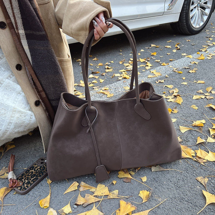 La borsa tote Arianna color crema appoggiata su una sedia in un ambiente elegante e minimalista.