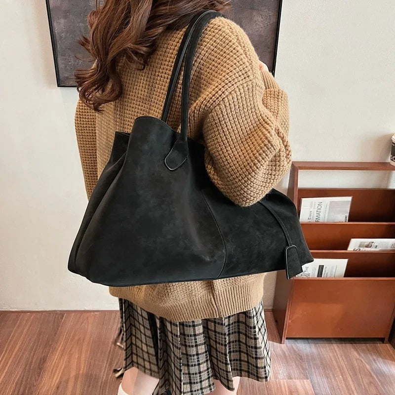 Tre borse tote Arianna (crema, marrone, nero) affiancate, per mostrare tutte le opzioni di colore disponibili.