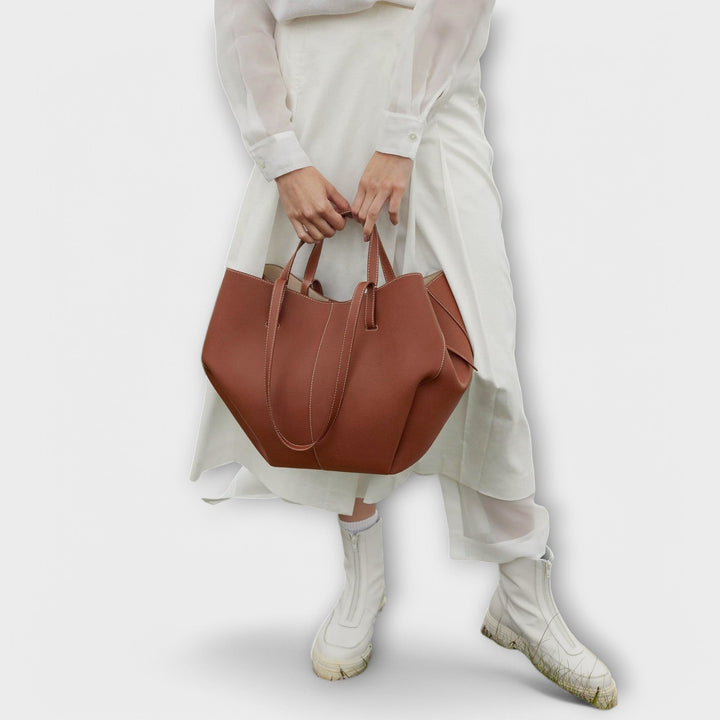 Borsa Aura marrone, dettaglio della base rinforzata per una maggiore stabilità.