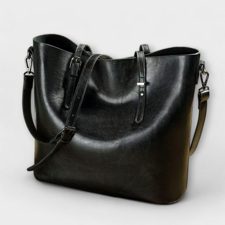 Dettaglio della chiusura e della texture della borsa a spalla Aurelia in colore borgogna.