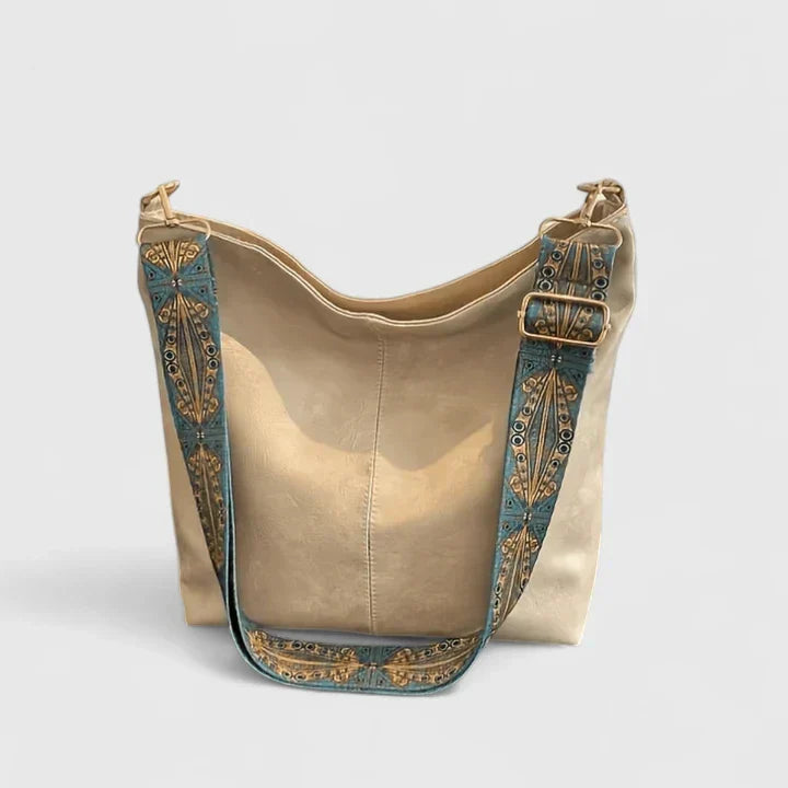 Borsa sofistica Bianca di colore marrone, vista frontale su sfondo neutro, con tracolla ben visibile.