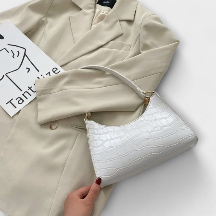 La borsa Bianca rossa, in una posa dinamica, perfetta per chi ama distinguersi con stile.