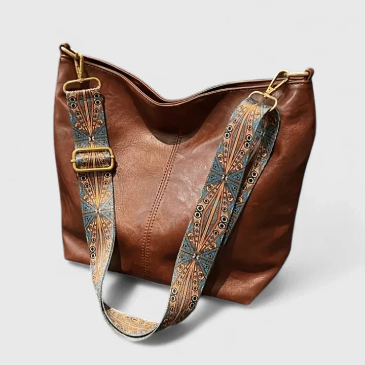 Dettaglio della borsa Bianca beige, mostrando la texture del materiale e la chiusura principale.