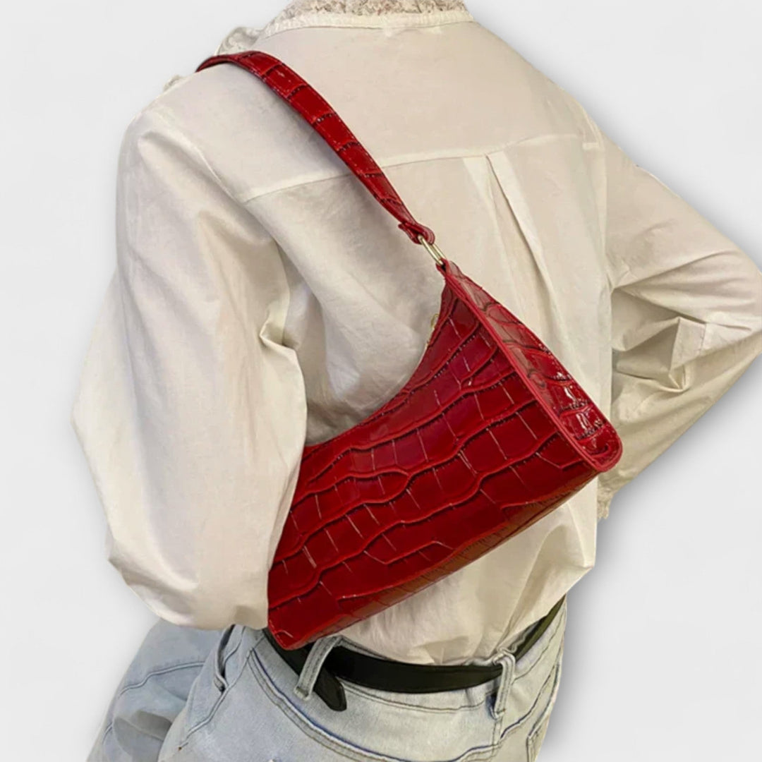 La borsa Bianca gialla, indossata a spalla da una modella, illustrando la sua vestibilità e comodità.