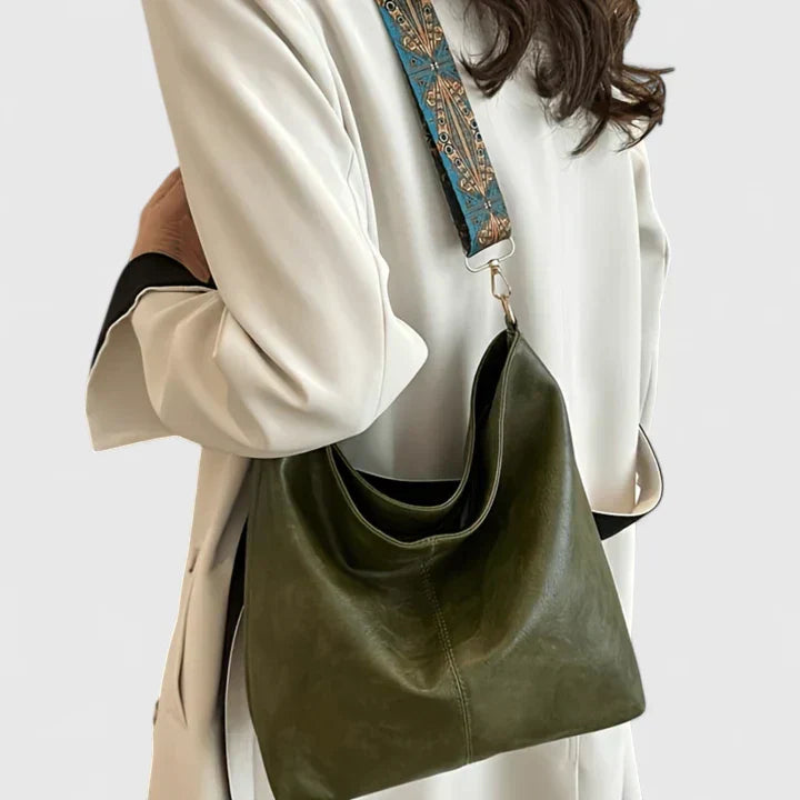 Borsa sofistica Bianca in versione beige, appoggiata su una superficie per mostrare la sua forma e stabilità.