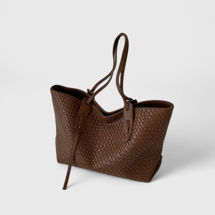 Borsa elegante intrecciata Calliope in colore nero, vista frontale con texture ben visibile.