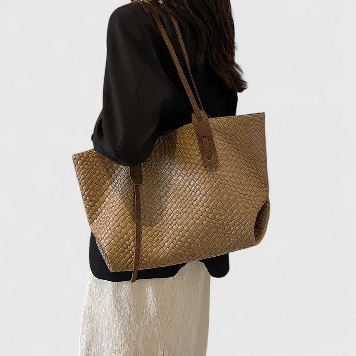 Vista posteriore della borsa elegante intrecciata Calliope, con attenzione ai dettagli delle cuciture.