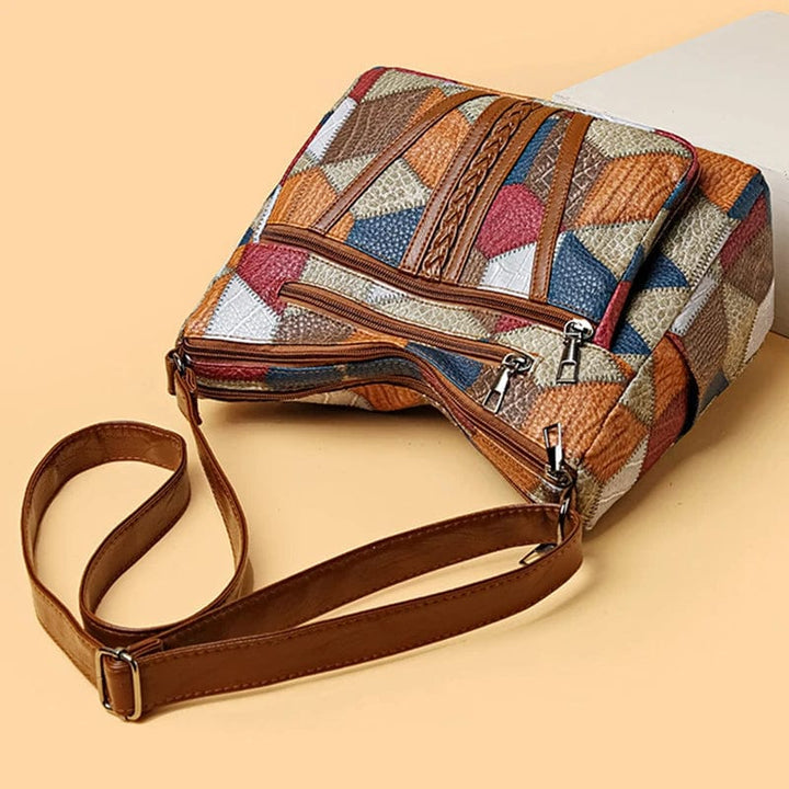 Interno della borsa a spalla Camille, mostrando le tasche con cerniera e lo spazio organizzato.