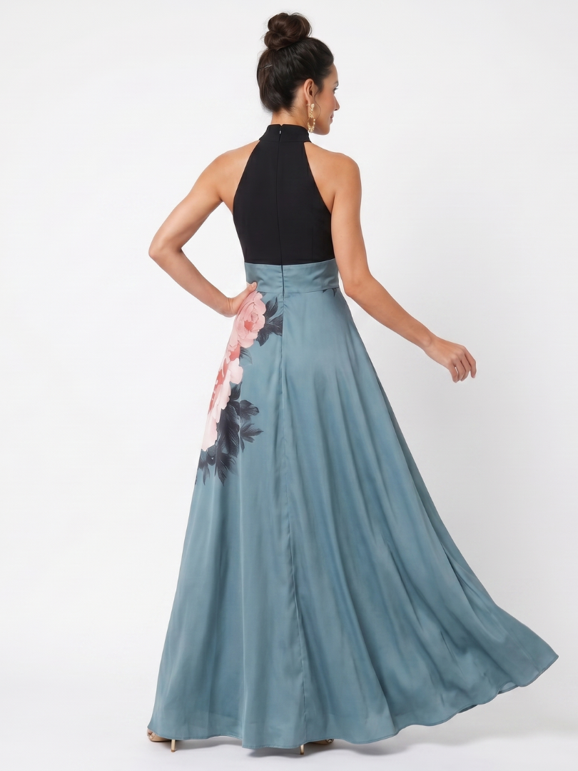 Vista laterale dell'abito lungo floreale, che mostra la vestibilità su misura del corpetto e la silhouette elegante.