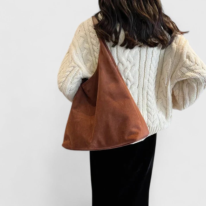 Dettaglio della tracolla robusta e confortevole della borsa Cassia, colore beige