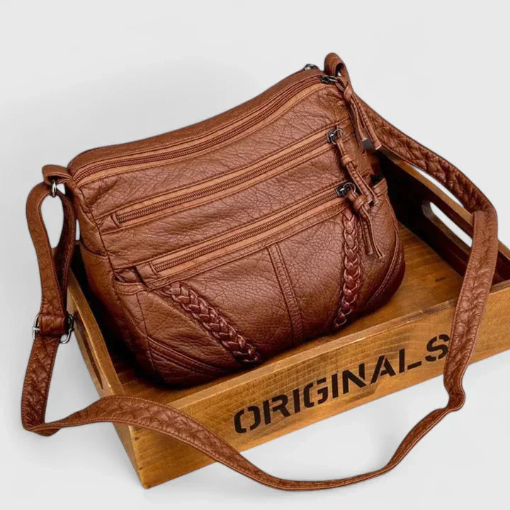 Dettaglio della fibbia regolabile sulla tracolla della borsa in pelle Clara, per un comfort personalizzato.