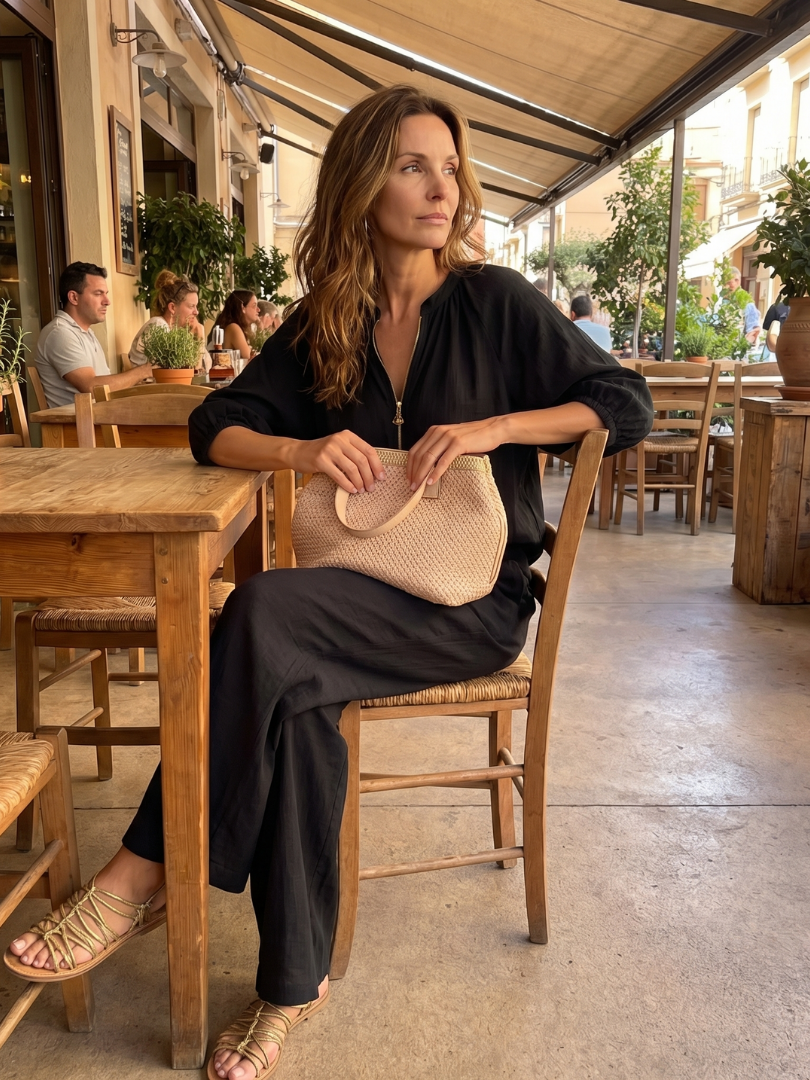 Pantaloni a gamba larga Cleo blu, in un contesto di viaggio, per un look comodo e chic.
