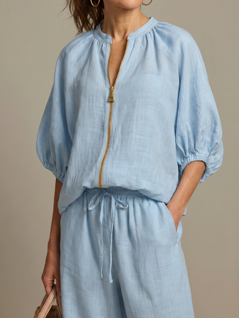 Pantaloni a gamba larga Cleo blu, vista laterale con focus sulla silhouette rilassata.