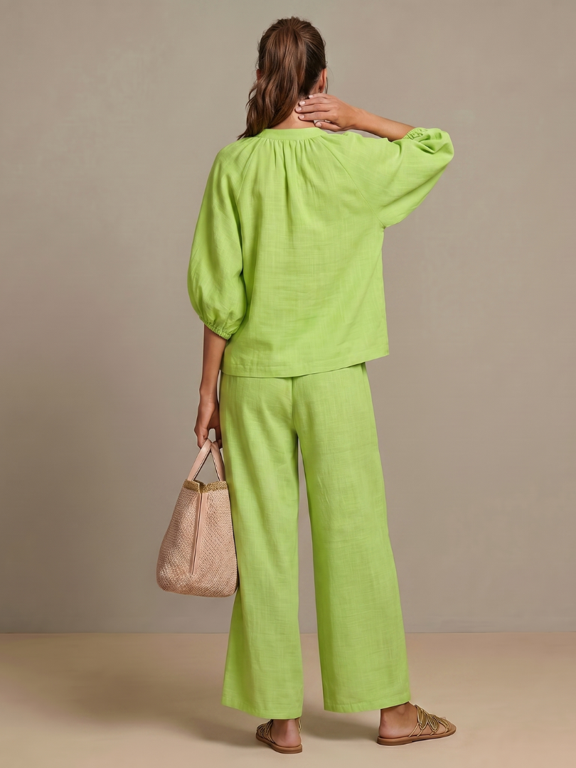 Primo piano del tessuto misto cotone e lino dei pantaloni a gamba larga Cleo, colore bianco.